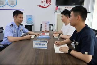 杨旭前往北京大学做交流演讲，并为北大足球比赛决赛开球